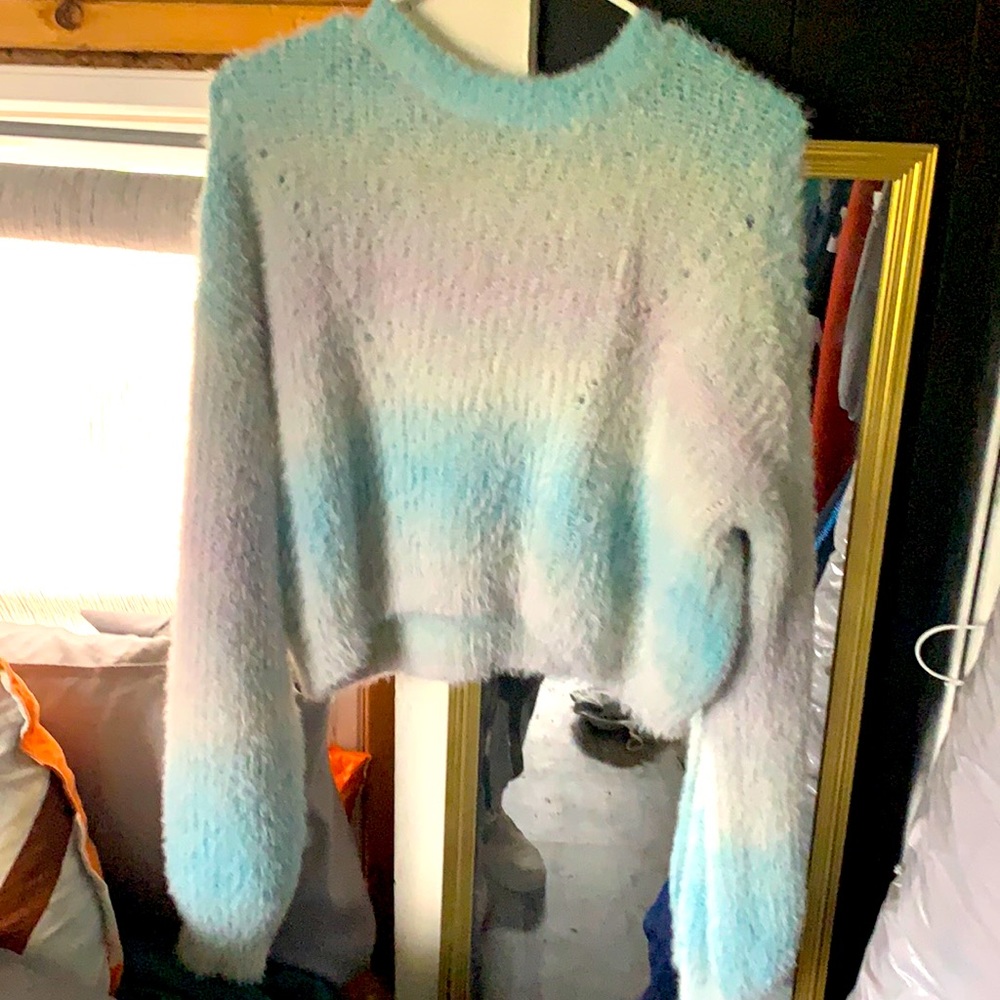 A shirt that’s kinda a crop top